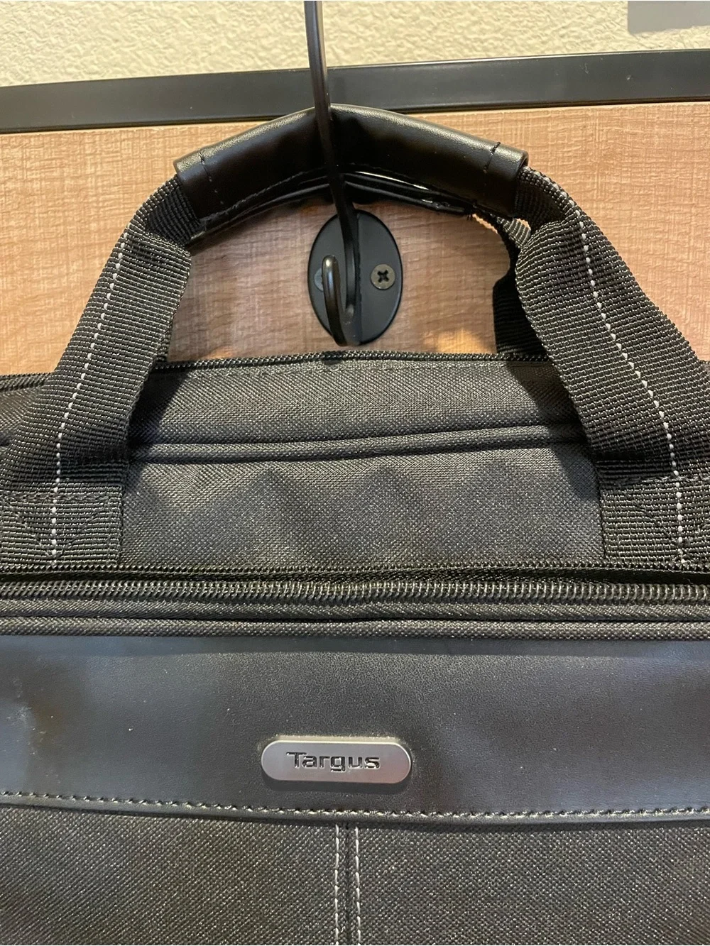 Targus Black Men's Laptop Messenger Bag with Shoulder Strap